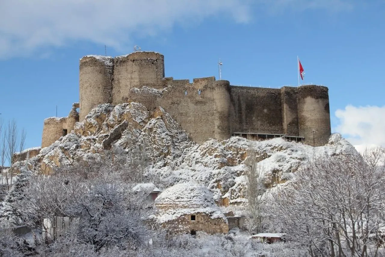 Doğu'da kar yağışı hayatı felç etti! Bine yakın yol ulaşıma kapandı uçak seferleri iptal oldu! 