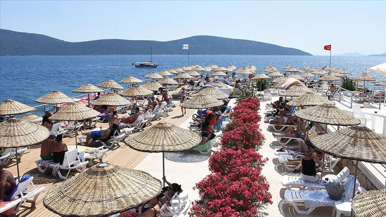 Halk plajlarına rekor ilgi! 3 milyondan fazla vatandaş denizin tadını ücretsiz çıkardı