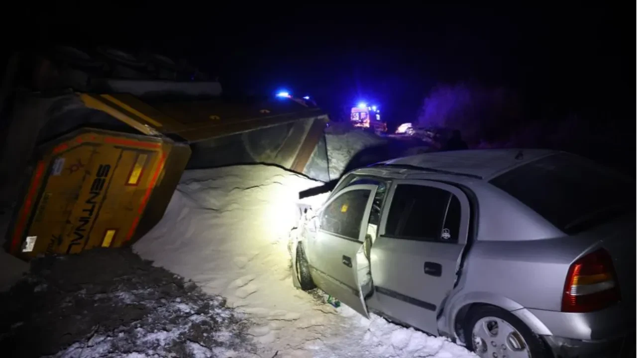 Kar ve buzlanma kazaya yol açtı: Çok sayıda yaralı var