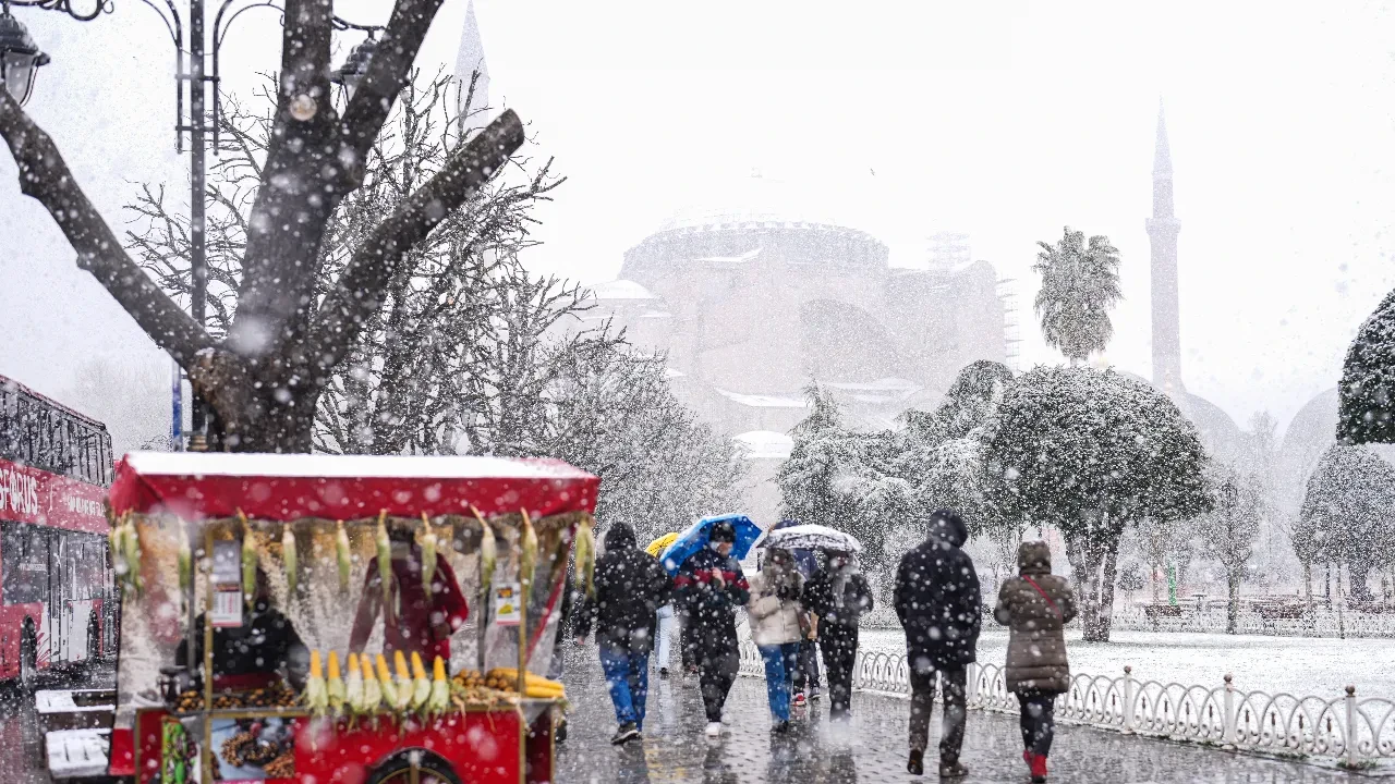 Kar yağışı İstanbul'un kapısına dayandı! AKOM'dan yeni açıklama