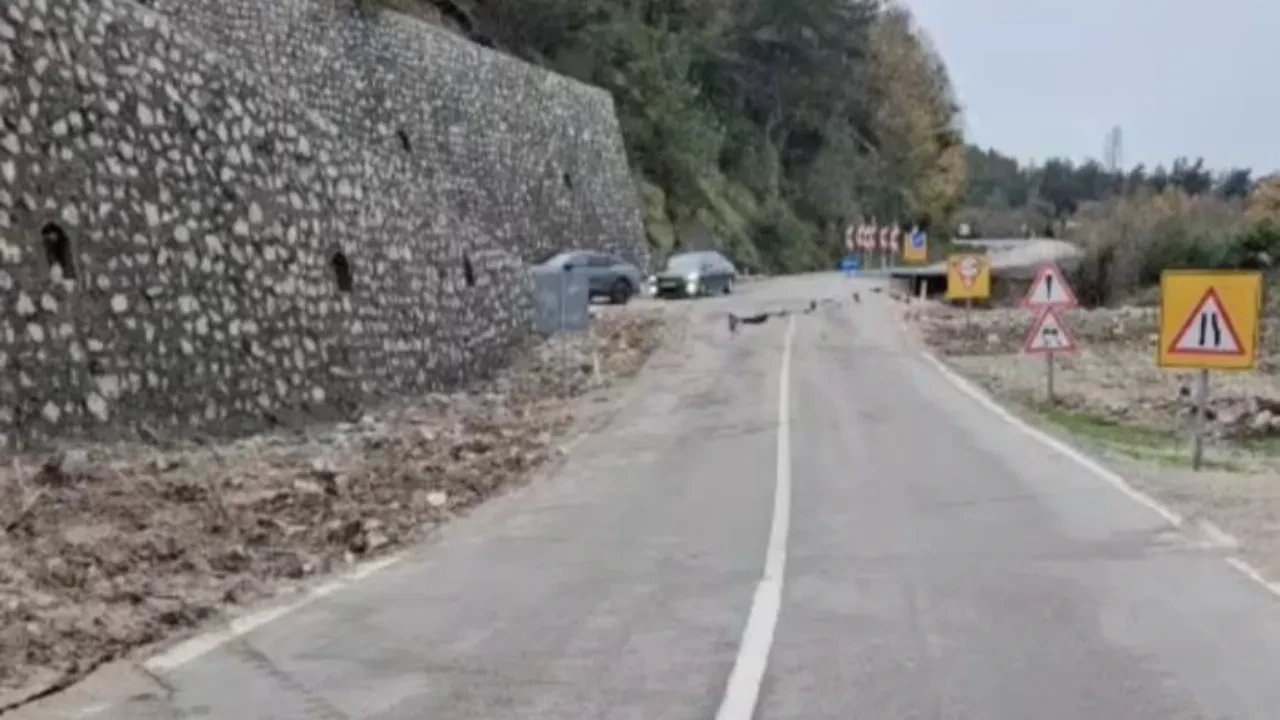 Kastamonu’da heyelan sebebiyle çöken yol ulaşıma kapandı