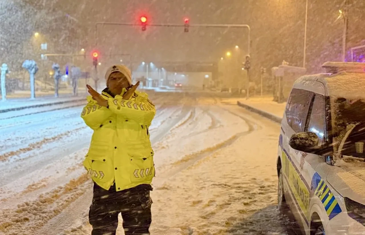 Kutup soğukları donduracak! Meteoroloji sarı ve turuncu kodla uyardı: Daha fazla kar geliyor