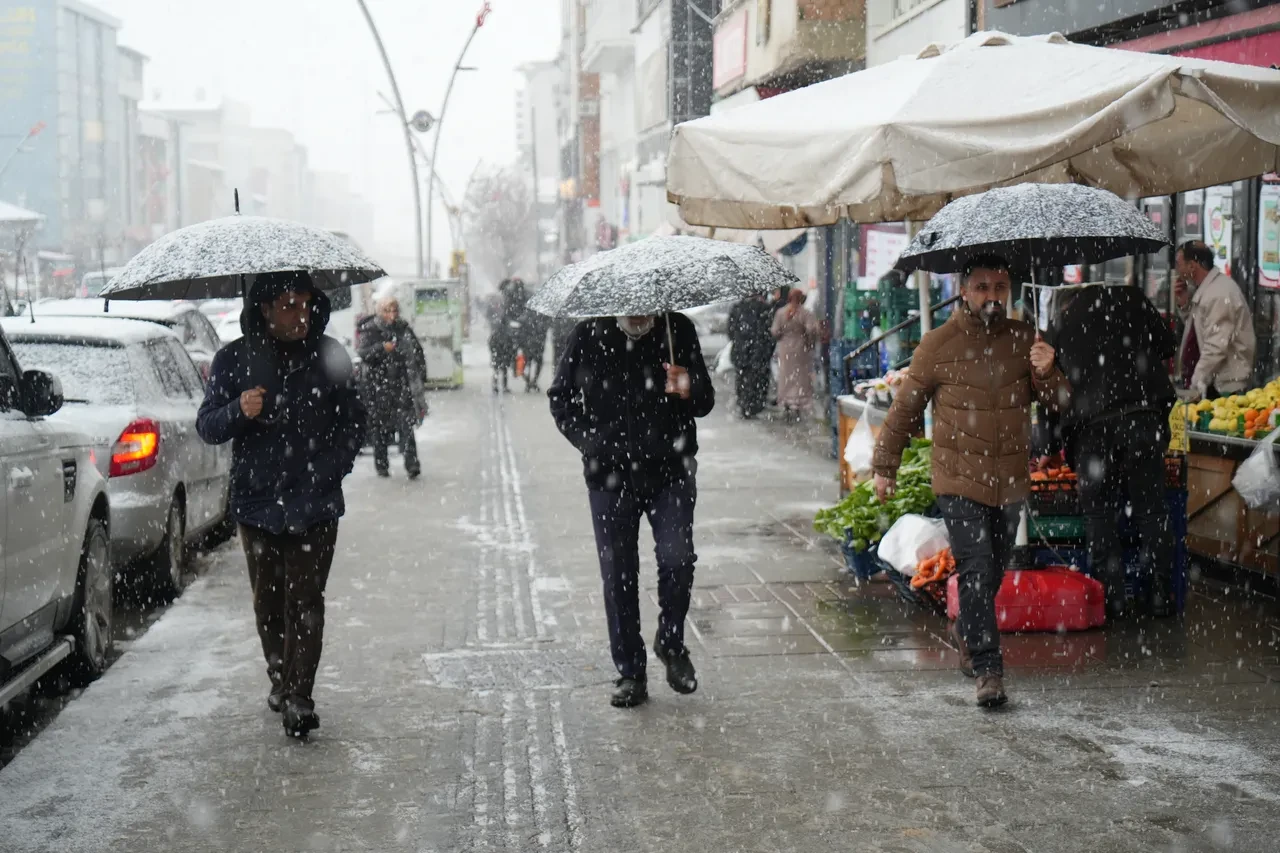 Kutup soğukları donduracak! Meteoroloji sarı ve turuncu kodla uyardı: Daha fazla kar geliyor