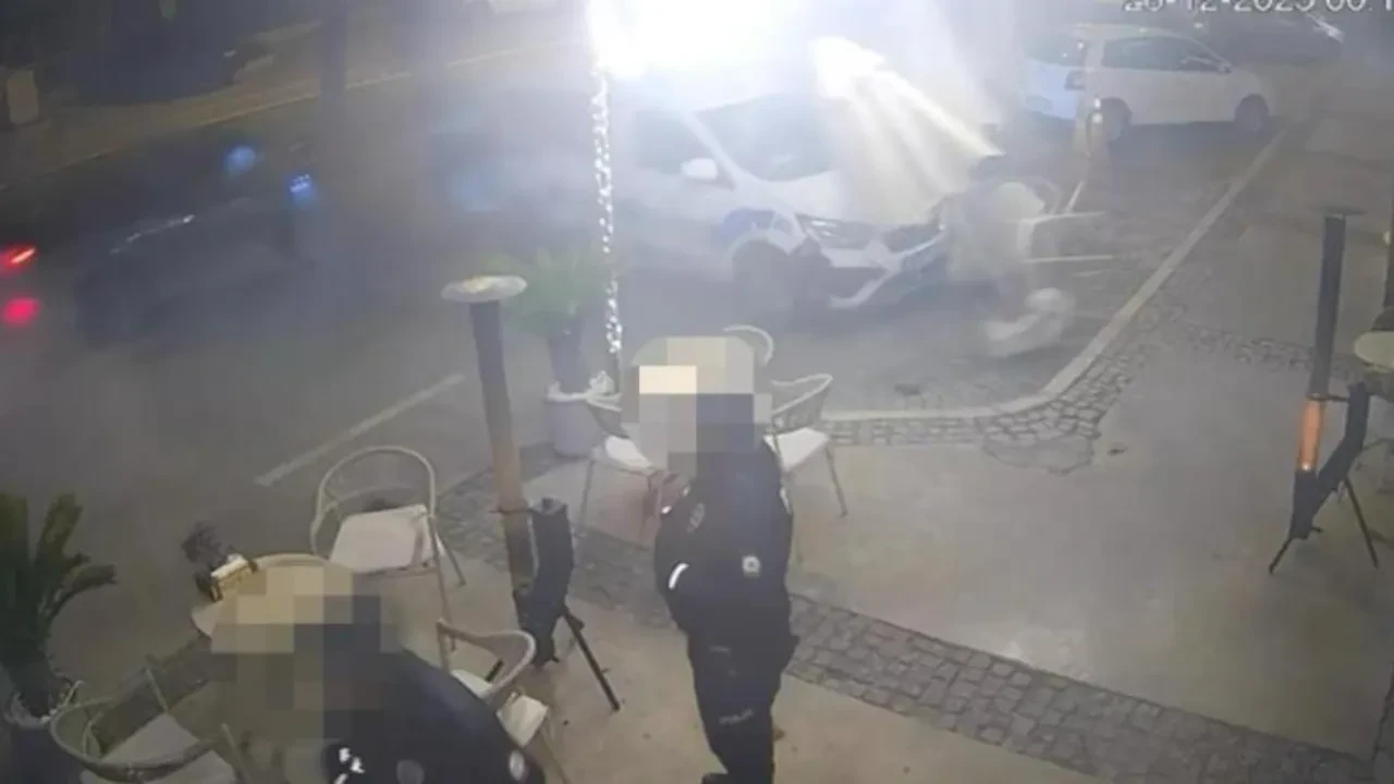 Polisler feci kazayı kıl payı atlattı! Son süratle geldi, çarptığı ekip aracını metrelerce fırlattı