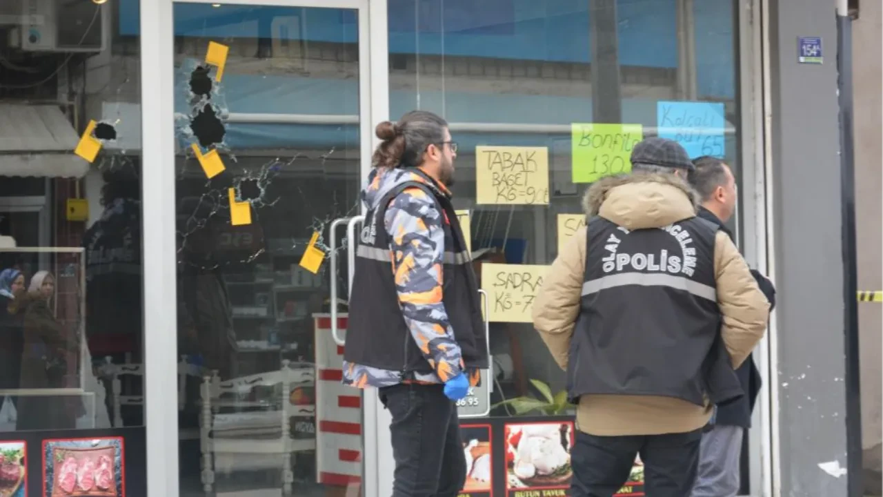 Şehrin göbeğinde uzun namlulu silahlarla dükkan taradılar!