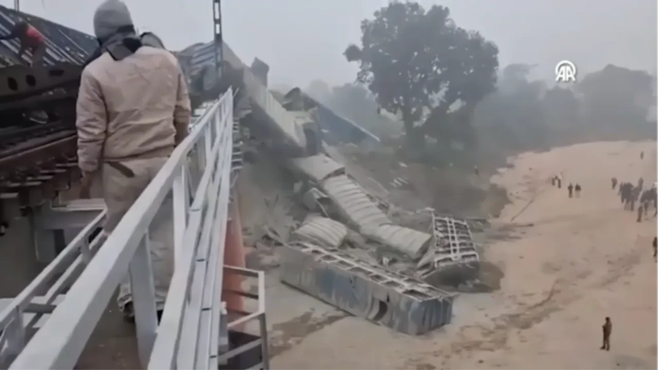 Tren raydan çıktı: Vagonlar köprüden aşağı düştü