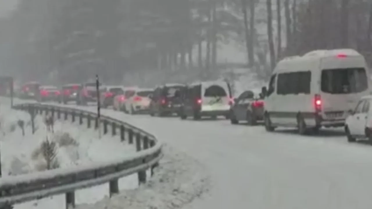 Uludağ'da yol kapandı, günübirlikçiler saatlerce bekledi