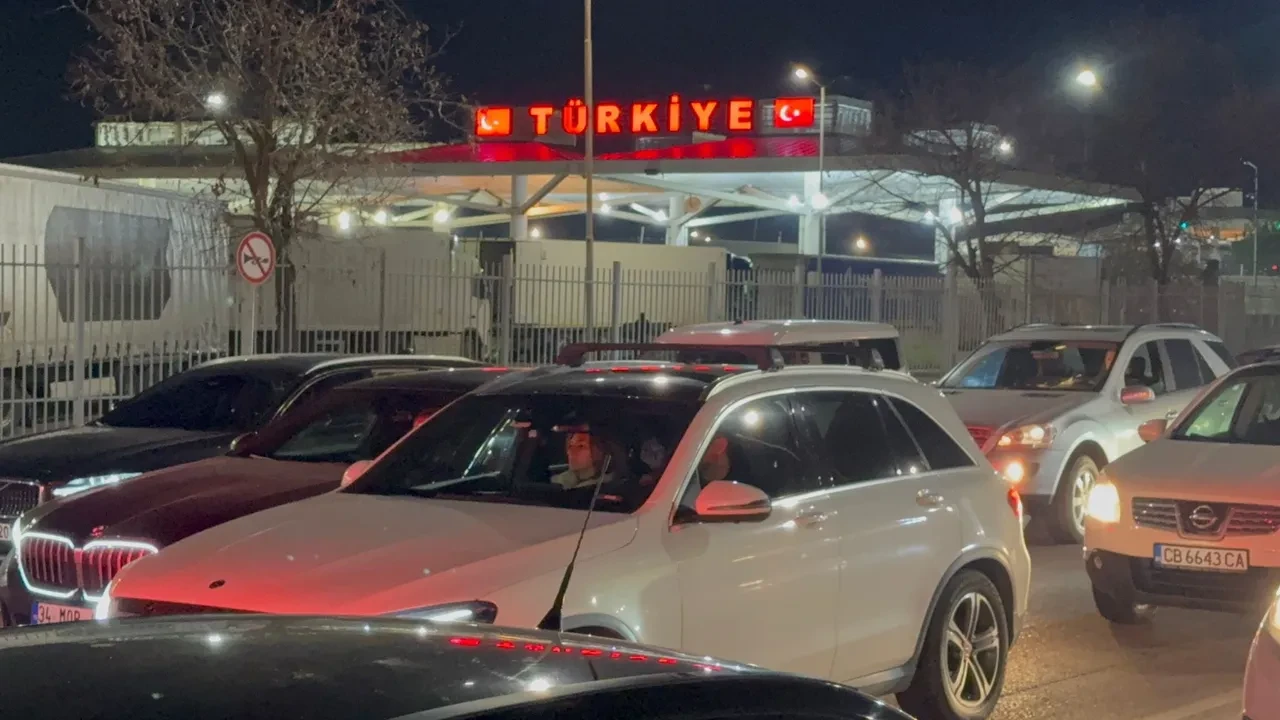 Akın akın geldiler! Yılbaşı alışverişi yapanlar sınır kapılarına yığıldı