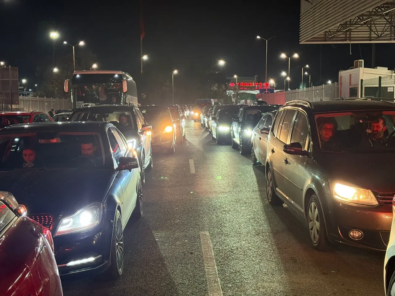 Akın akın geldiler! Yılbaşı alışverişi yapanlar sınır kapılarına yığıldı