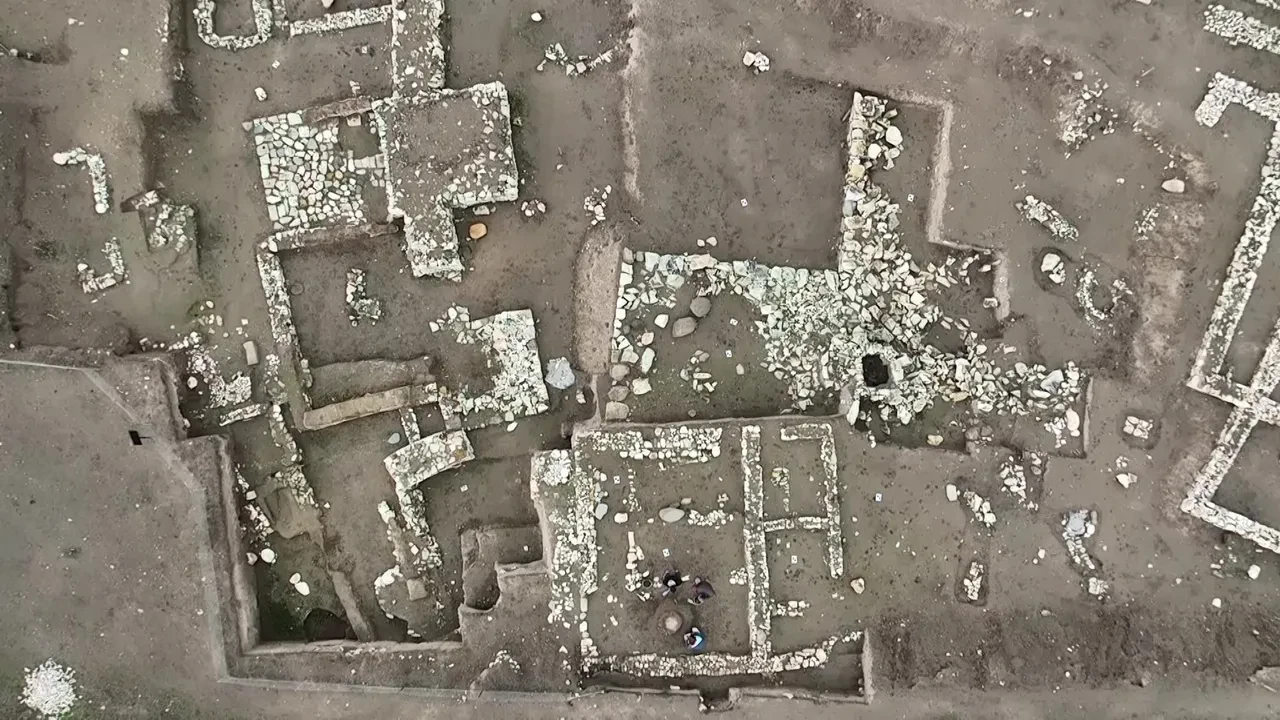 Amasya’da 6.500 yıllık sır çözülüyor! Oluz Höyük kazılarında Fenike kültürüne ait insan başlı cam boncuklar keşfedildi