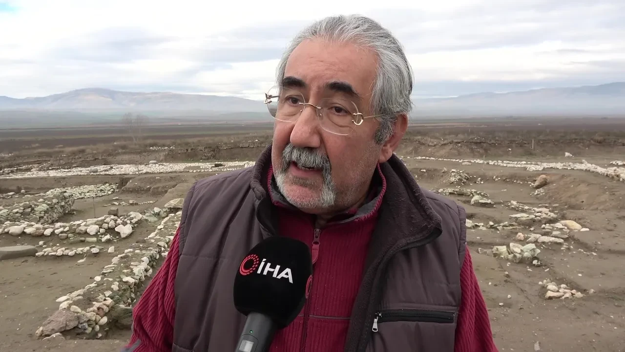 Amasya’da 6.500 yıllık sır çözülüyor! Oluz Höyük kazılarında Fenike kültürüne ait insan başlı cam boncuklar keşfedildi