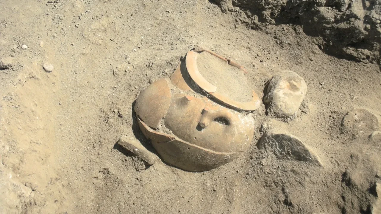 Amasya’da 6.500 yıllık sır çözülüyor! Oluz Höyük kazılarında Fenike kültürüne ait insan başlı cam boncuklar keşfedildi