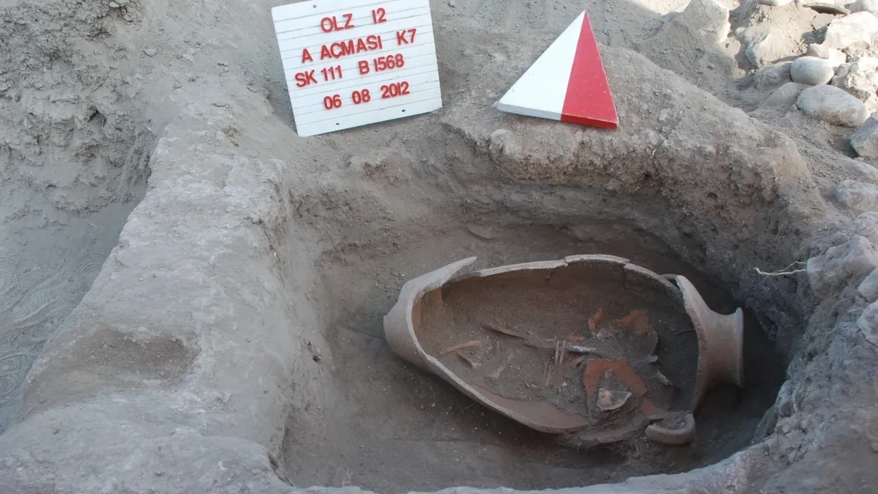 Amasya’da 6.500 yıllık sır çözülüyor! Oluz Höyük kazılarında Fenike kültürüne ait insan başlı cam boncuklar keşfedildi