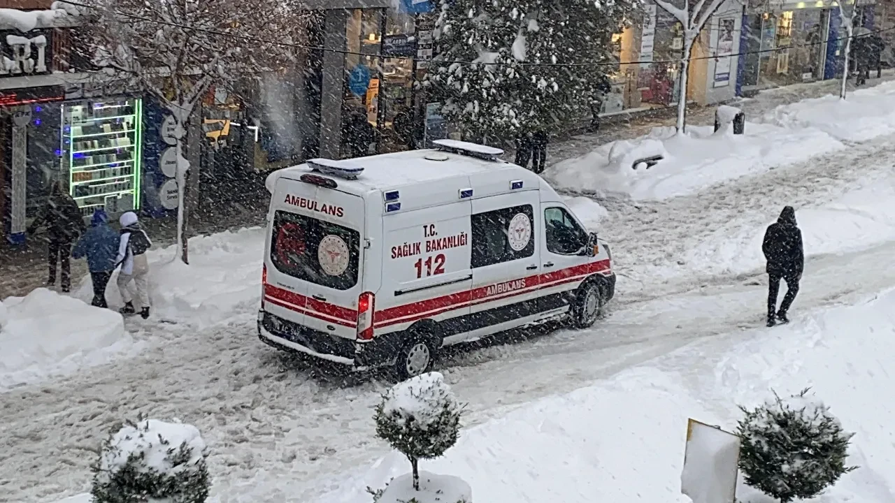 Ambulans karda kaldı: Kaymaktan zor ilerledi