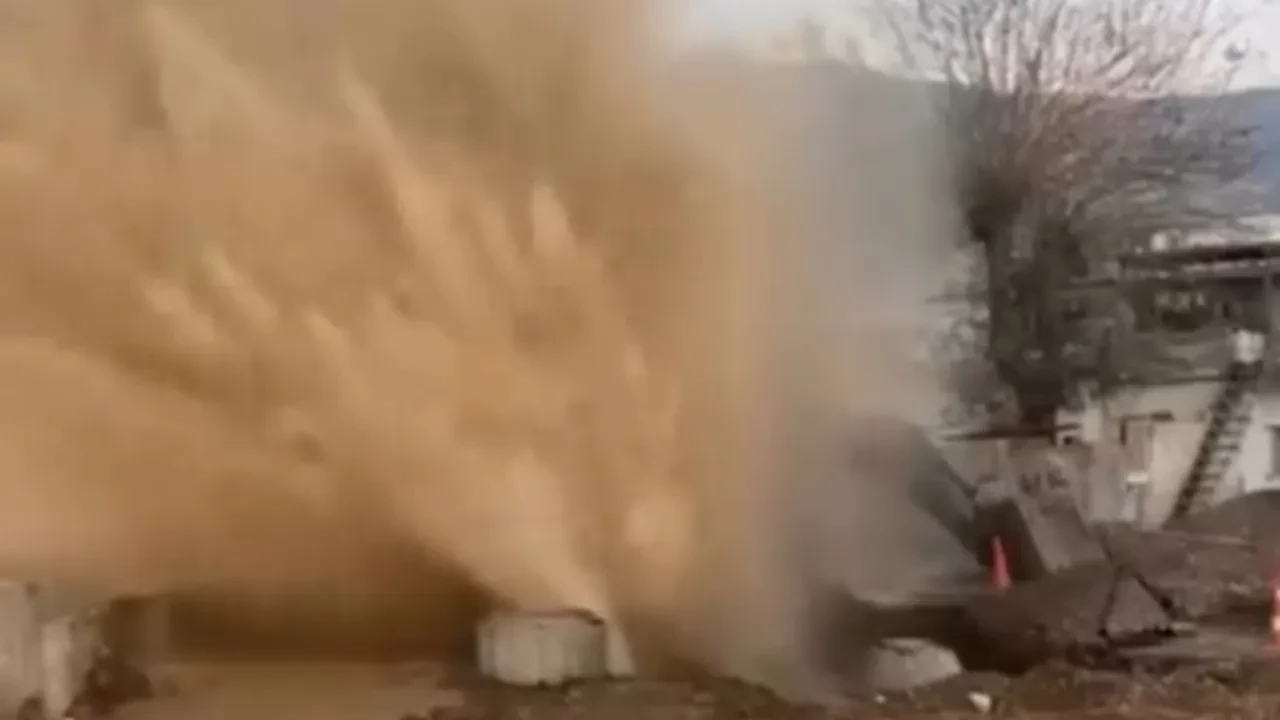 Ana su hattı patladı, su metrelerce yükseğe fışkırdı