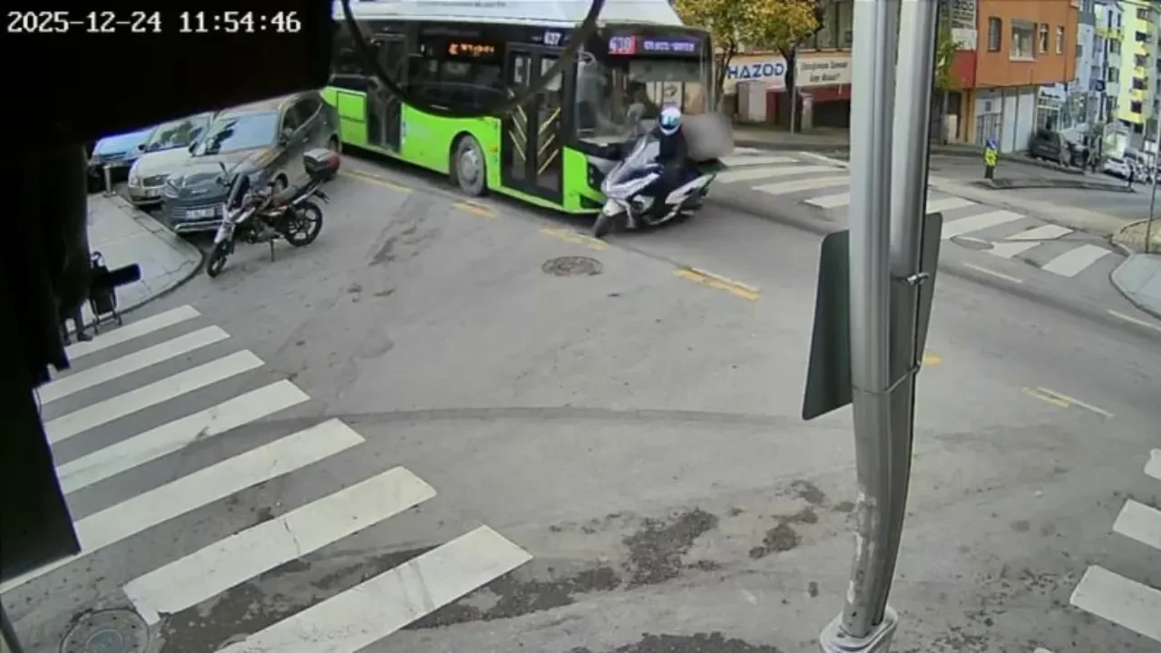Belediye otobüsü ile motokuryenin çarpıştığı feci kaza kamerada