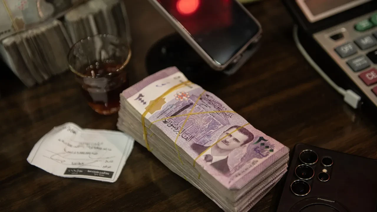 Üzerinde Beşar Esad'ın fotoğrafının basılı olduğu Suriye paraları