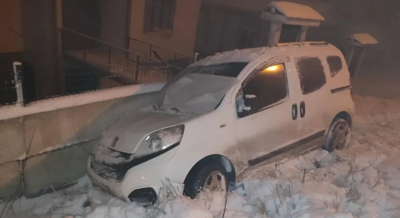 Bursa'da karlı yolda kaza! İki araç çarpıştı: 3'ü çocuk 7 yaralı