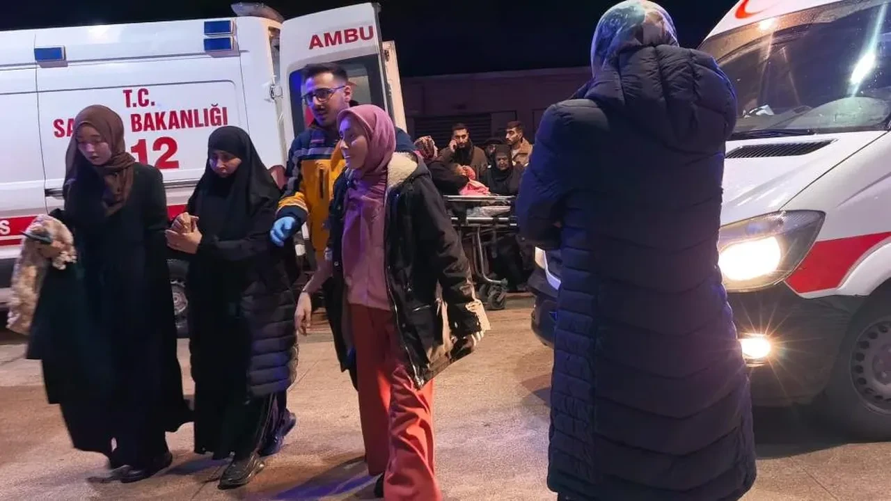 Bursa'da karlı yolda kaza! İki araç çarpıştı: 3'ü çocuk 7 yaralı