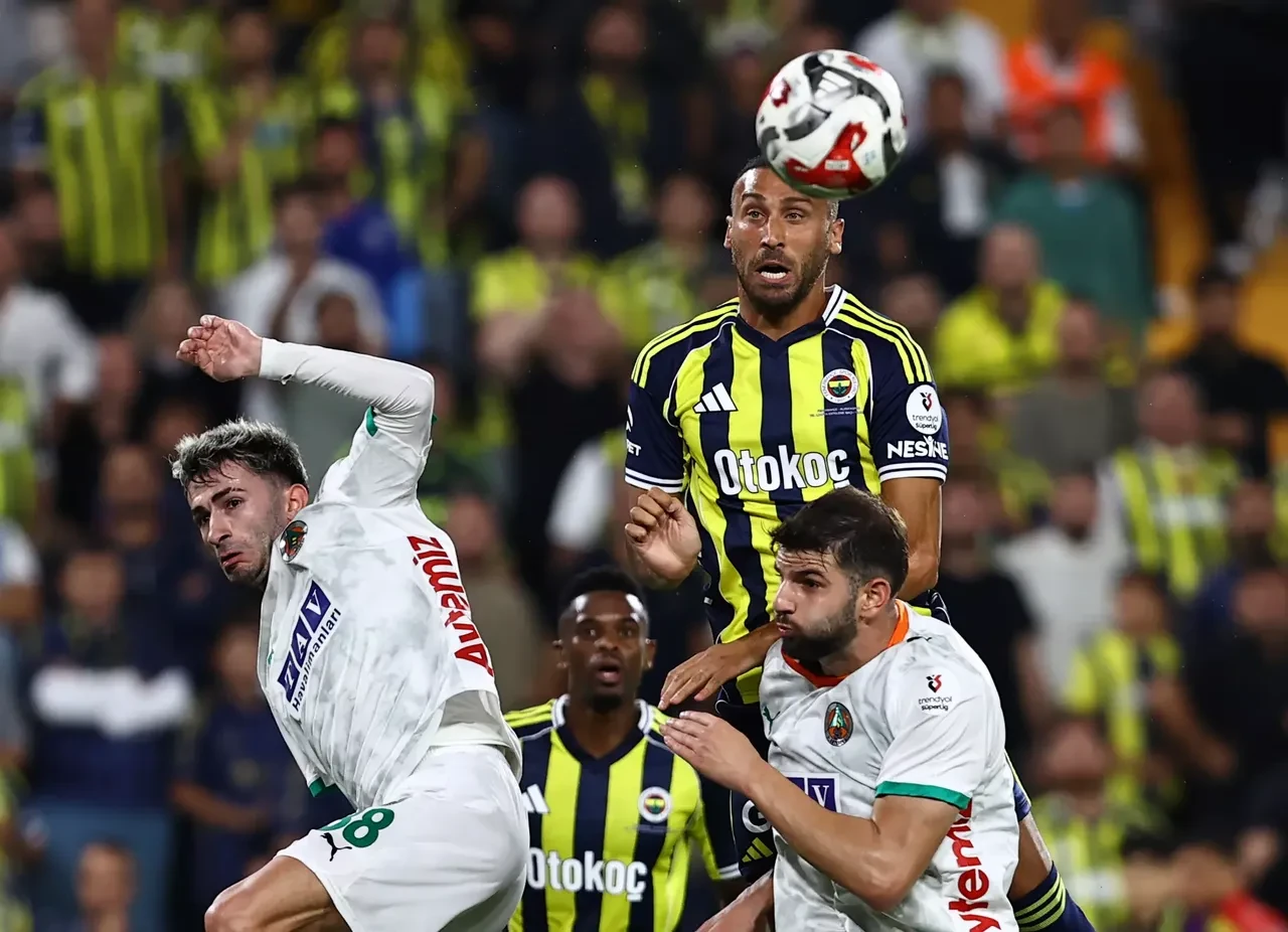 Cenk Tosun'a güle güle: Fenerbahçe'de bir ayrılık daha!