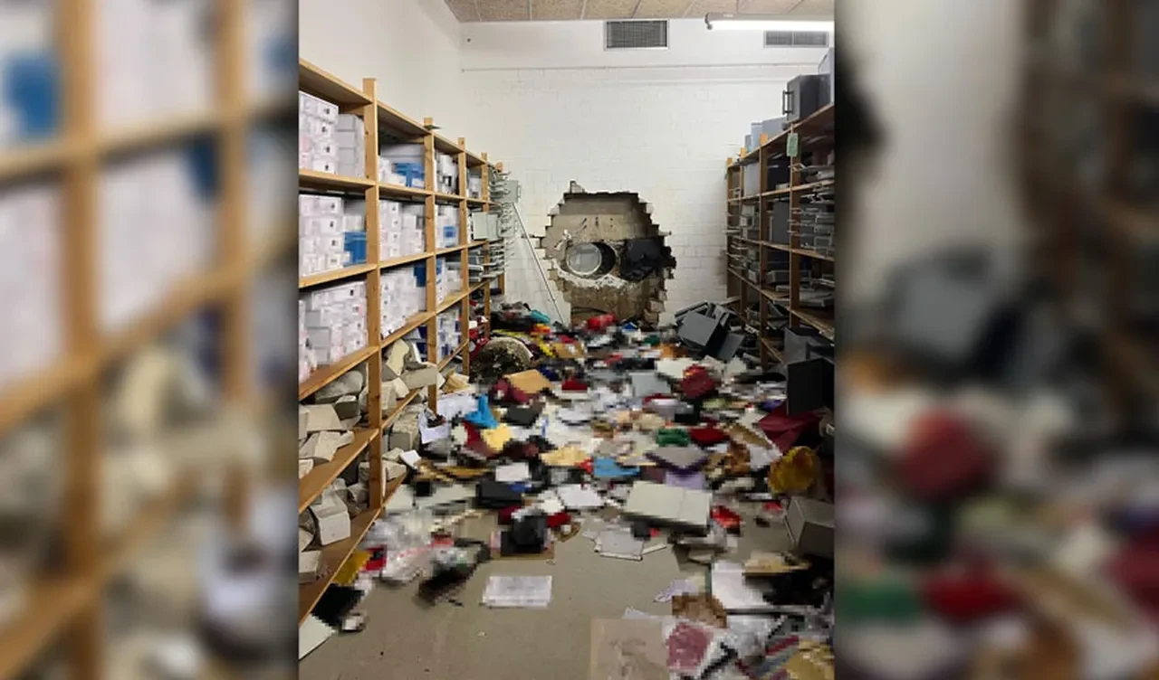 Duvarı delip banka kasası soydular: Hırsızlık yangın alarmıyla ortaya çıktı