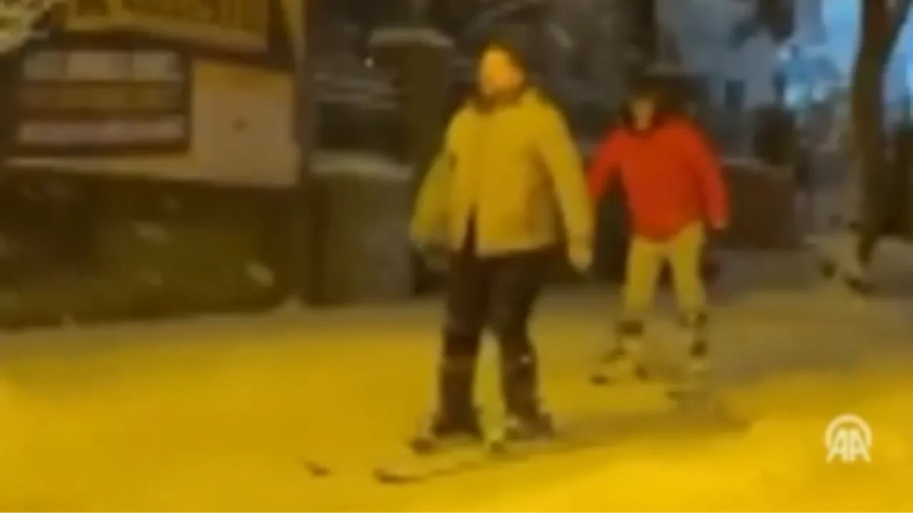 'Kaldırımda kayak' şovu sosyal medyada beğeni topladı! Eğlenceli anlar kamerada