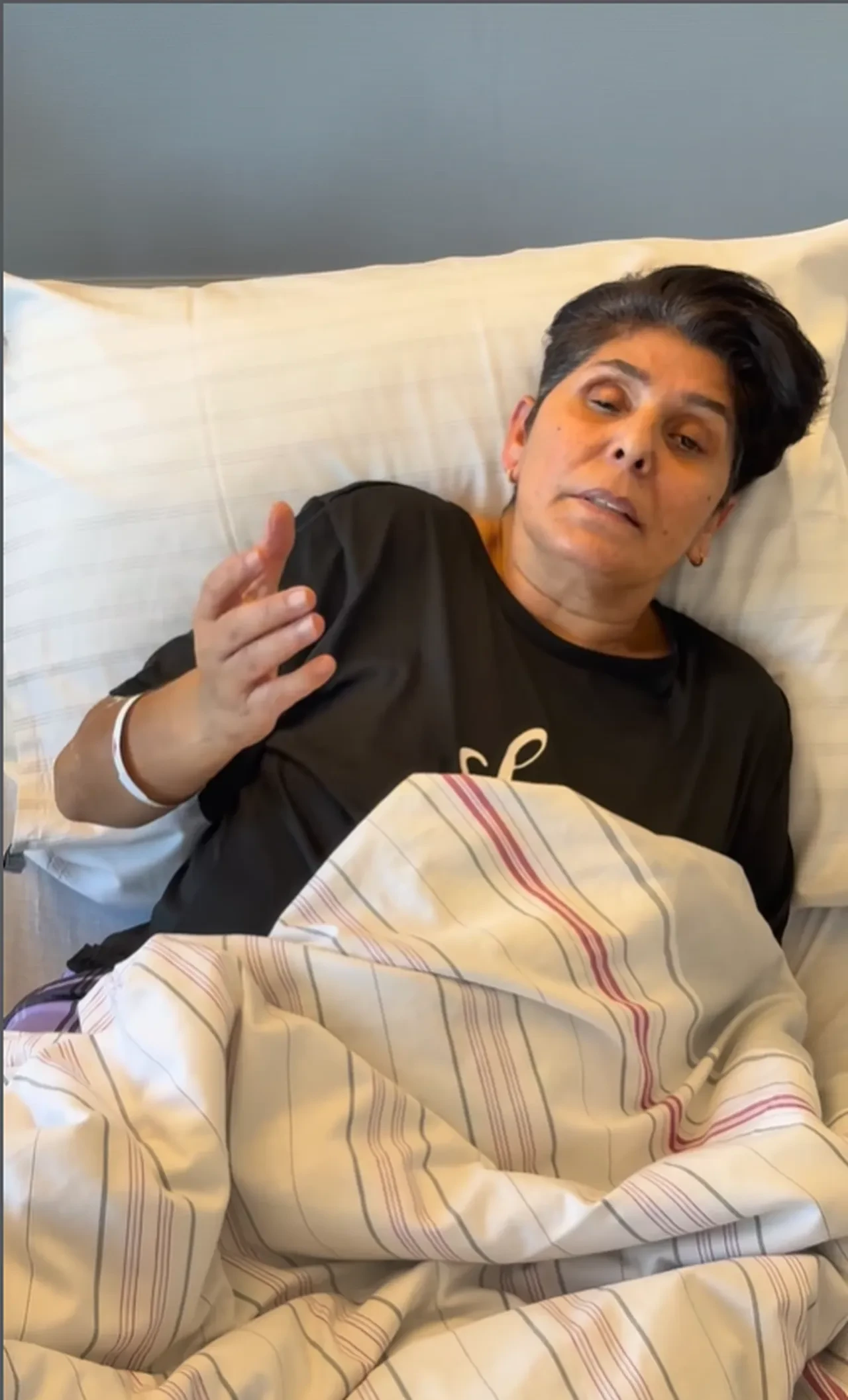 Kanserle savaşan şarkıcı Cansever hastane odasından seslendi: Çok ağır ilaçlar alıyorum