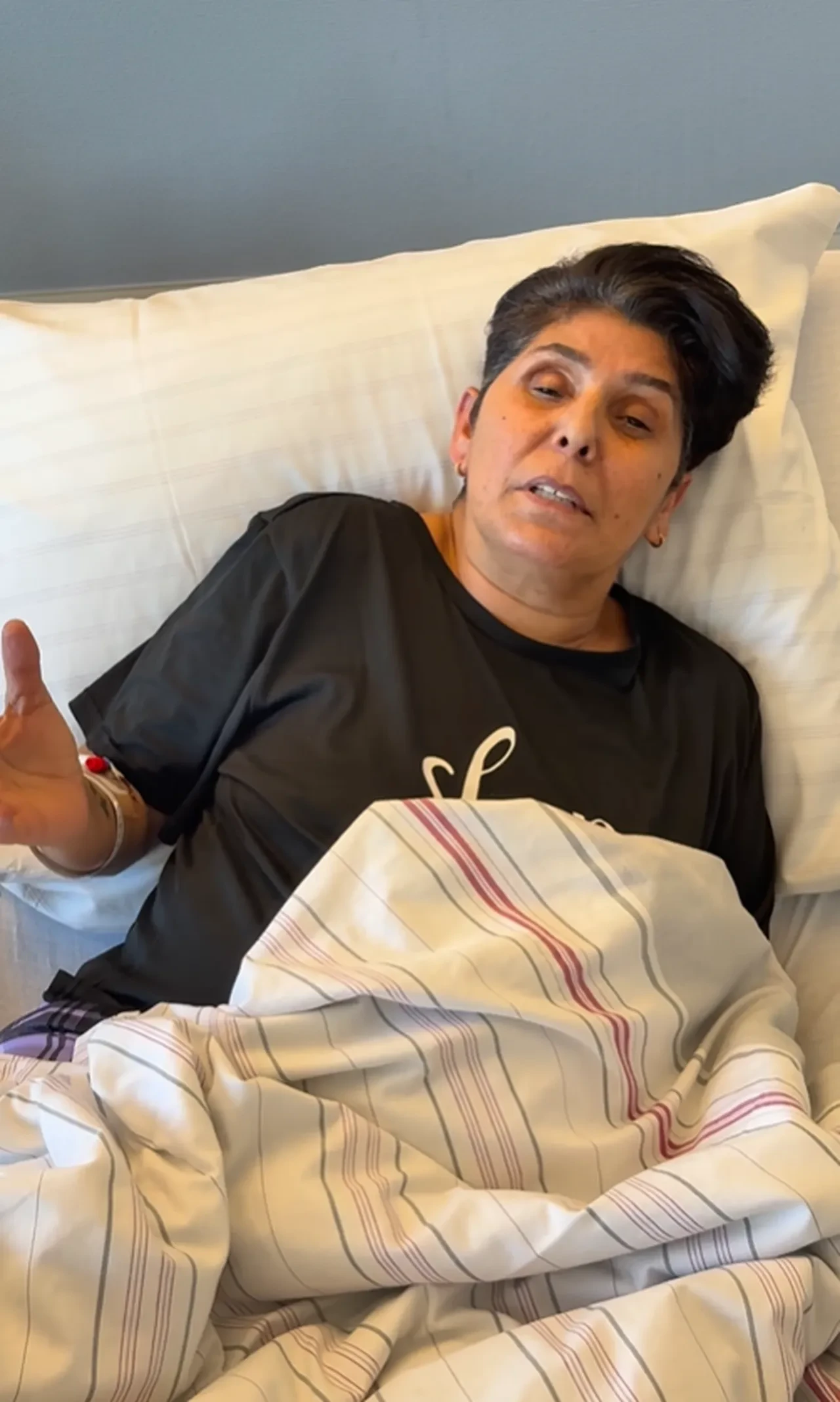 Kanserle savaşan şarkıcı Cansever hastane odasından seslendi: Çok ağır ilaçlar alıyorum