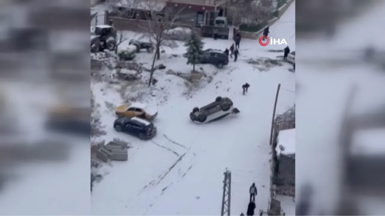 Karda kayan araç park halindeki aracı devirdi: O anlar kamerada