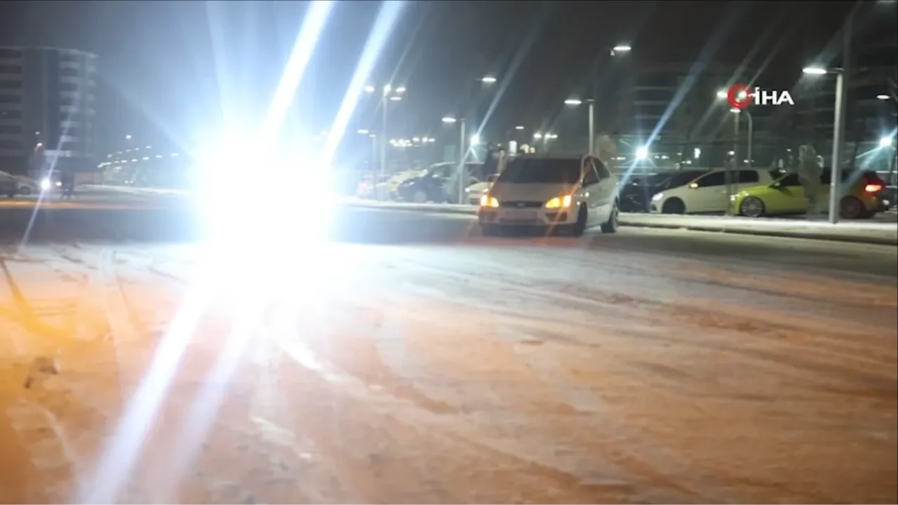 Karlı yolda drift attılar! Trafikte tehlikeli anlar kamerada