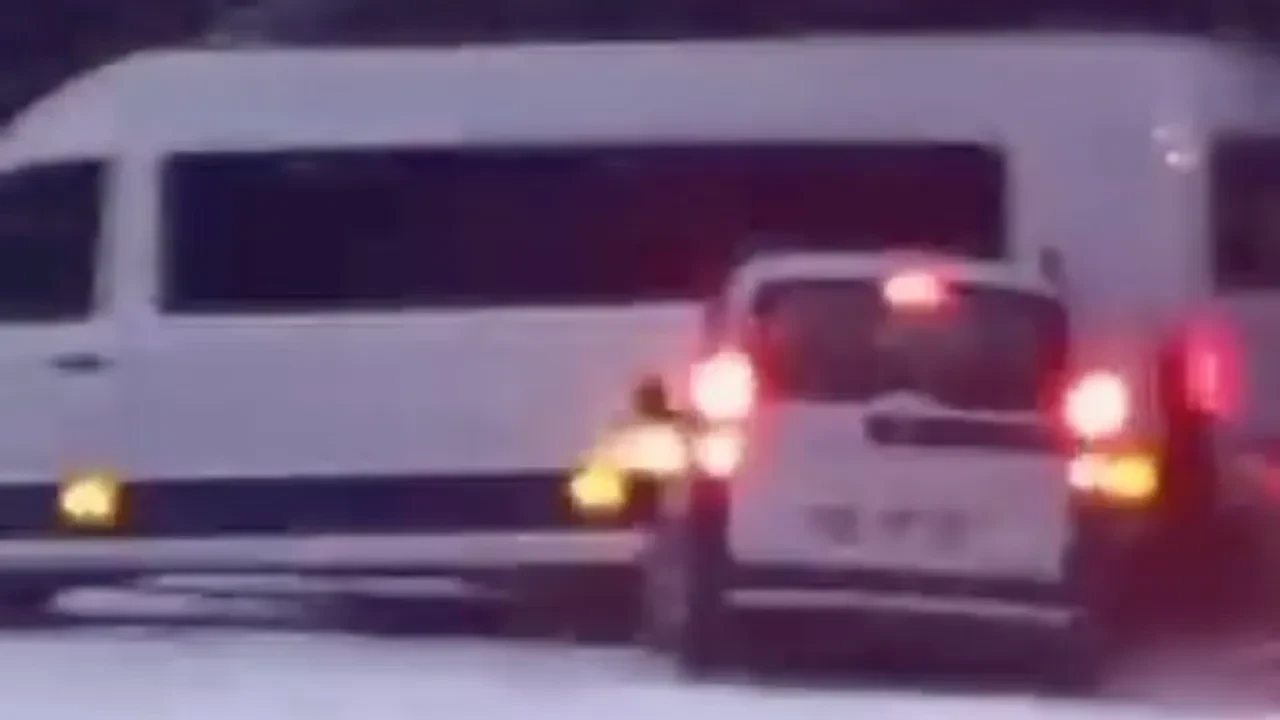 Karlı yolda kayan araç minibüse çarptı! Kaza anı kamerada