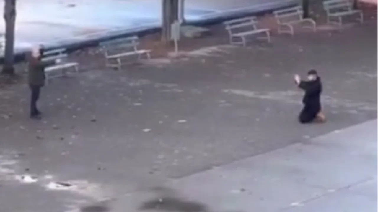 Kocaeli'de lise bahçesinde korku dolu anlar! Kızını rahatsız eden çocuğu rehin aldı