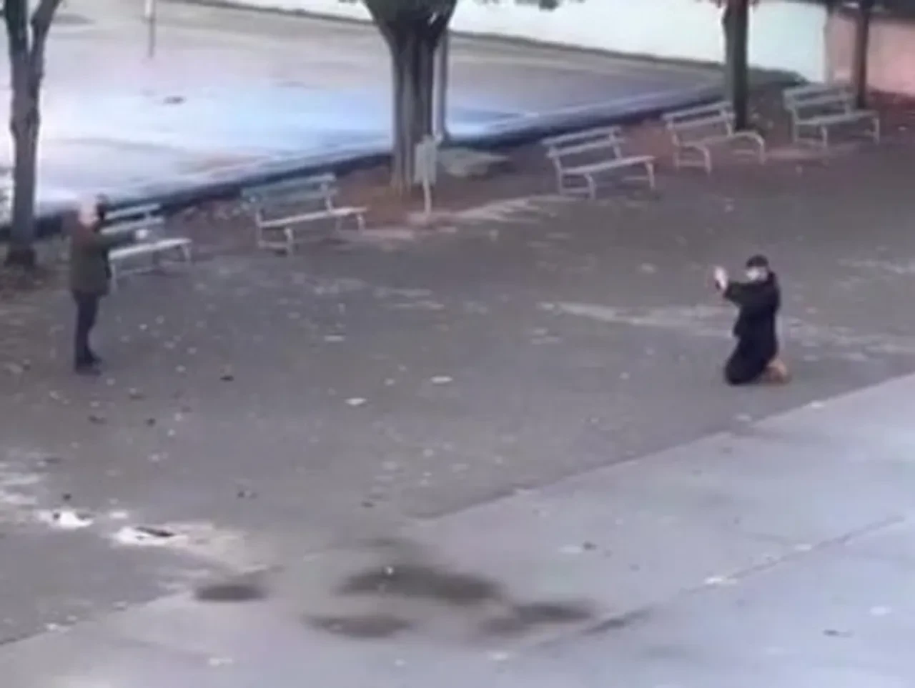 Kocaeli'de lise bahçesinde korku dolu anlar! Kızını rahatsız eden çocuğu rehin aldı