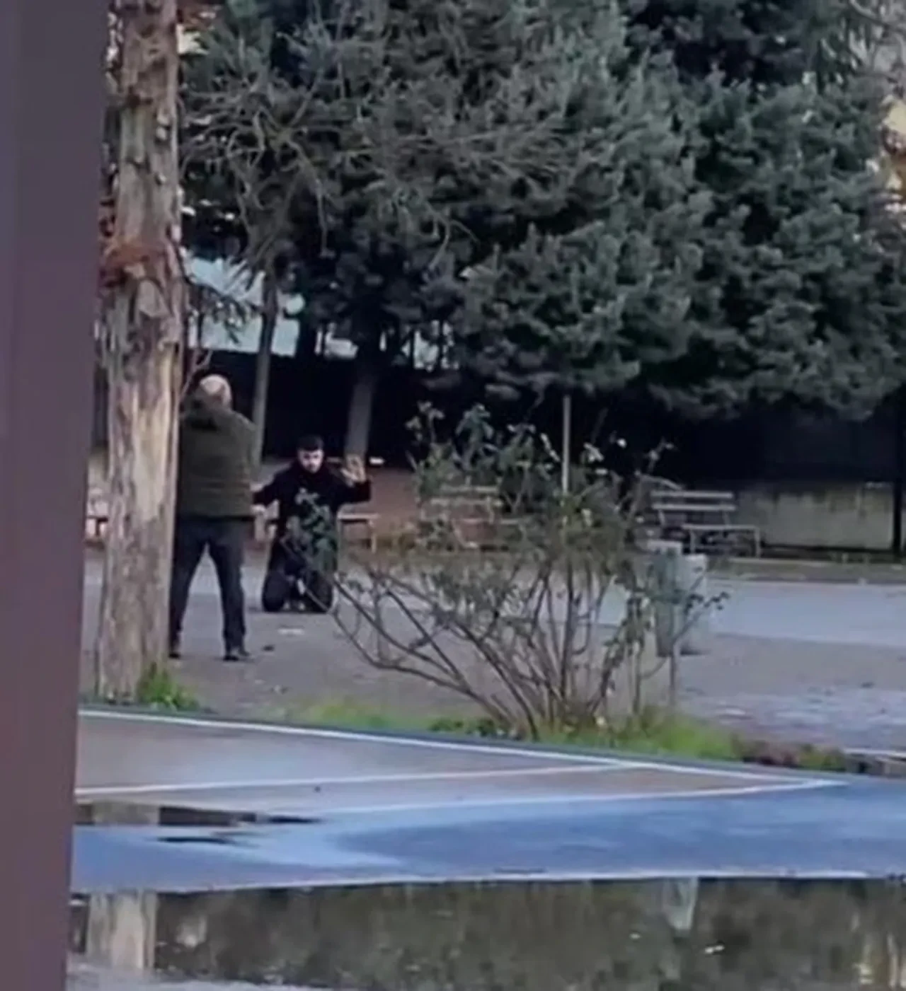 Kocaeli'de lise bahçesinde korku dolu anlar! Kızını rahatsız eden çocuğu rehin aldı