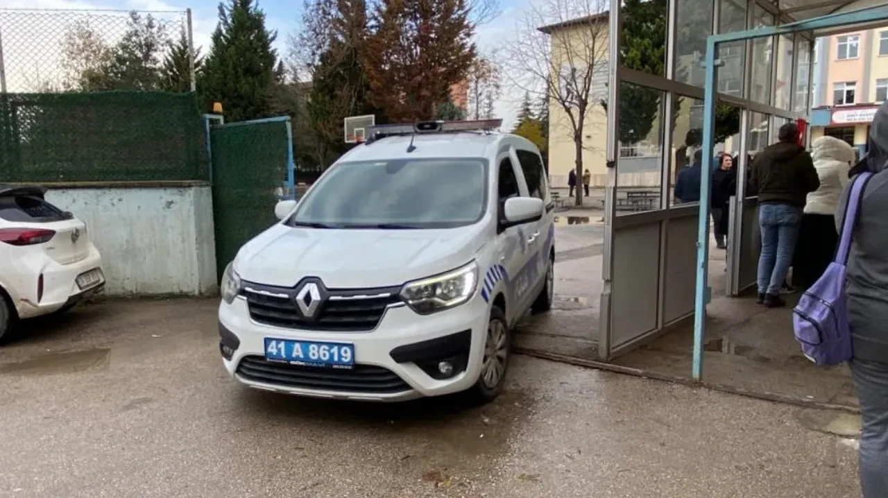 Kocaeli'de lise bahçesinde korku dolu anlar! Kızını rahatsız eden çocuğu rehin aldı