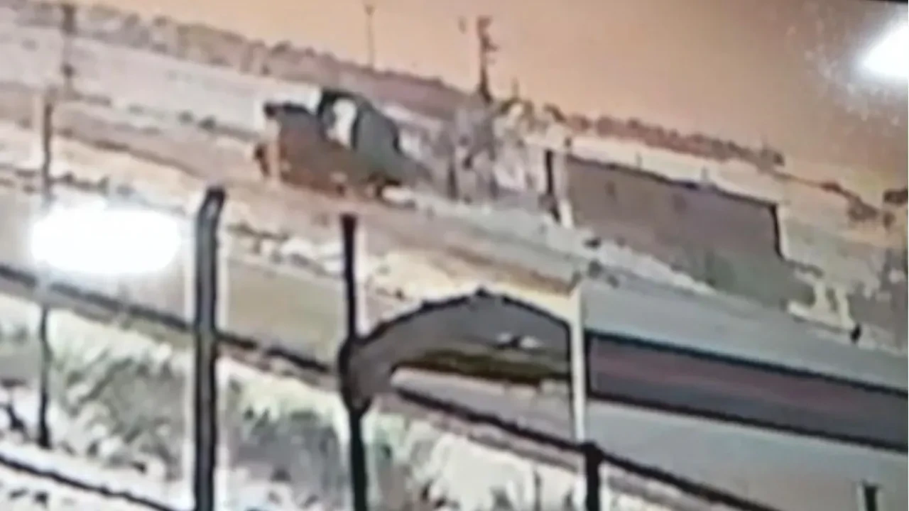 Yağışlı hava kazaya neden oldu! Şarampole devrilen tır kameraya böyle yansıdı