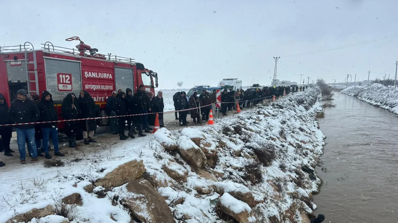 Otomobil kanala düştü! 4 kişi aranıyor