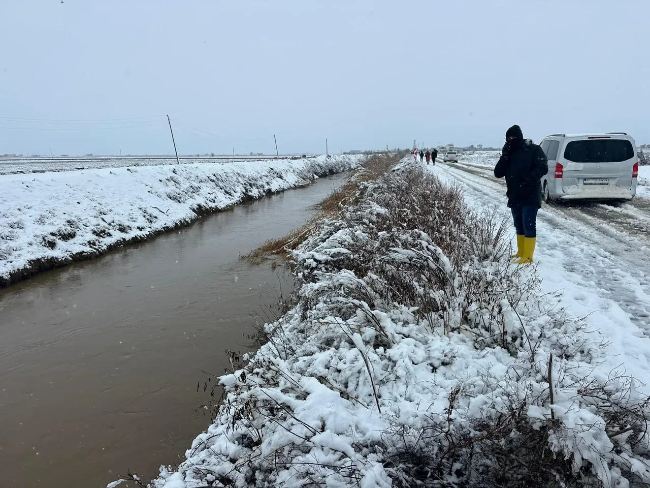 Otomobil kanala düştü! 4 kişi aranıyor