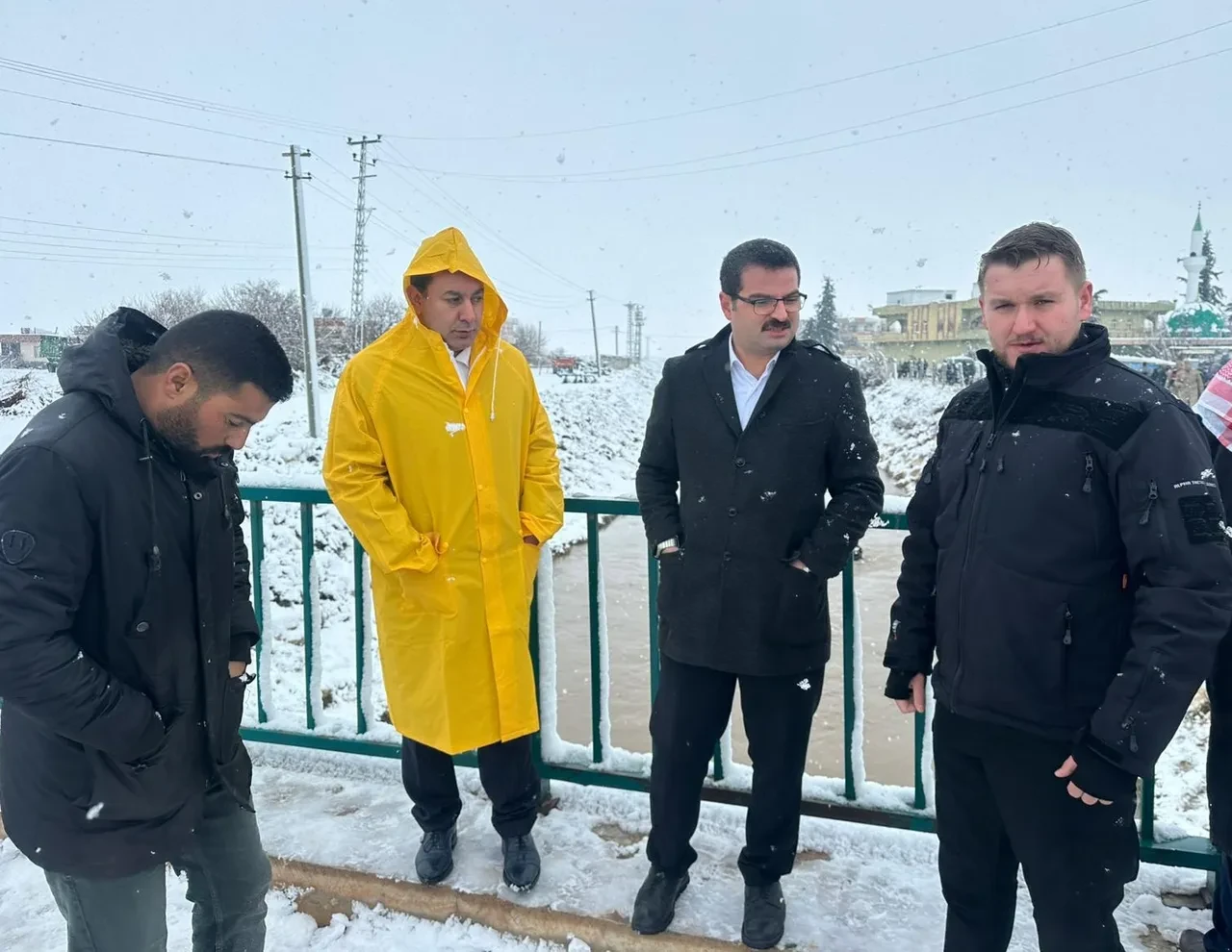 Otomobil kanala düştü! 4 kişi aranıyor