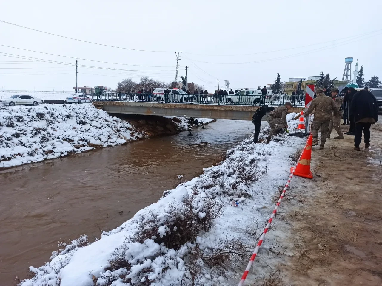 Otomobil kanala düştü! 4 kişi aranıyor