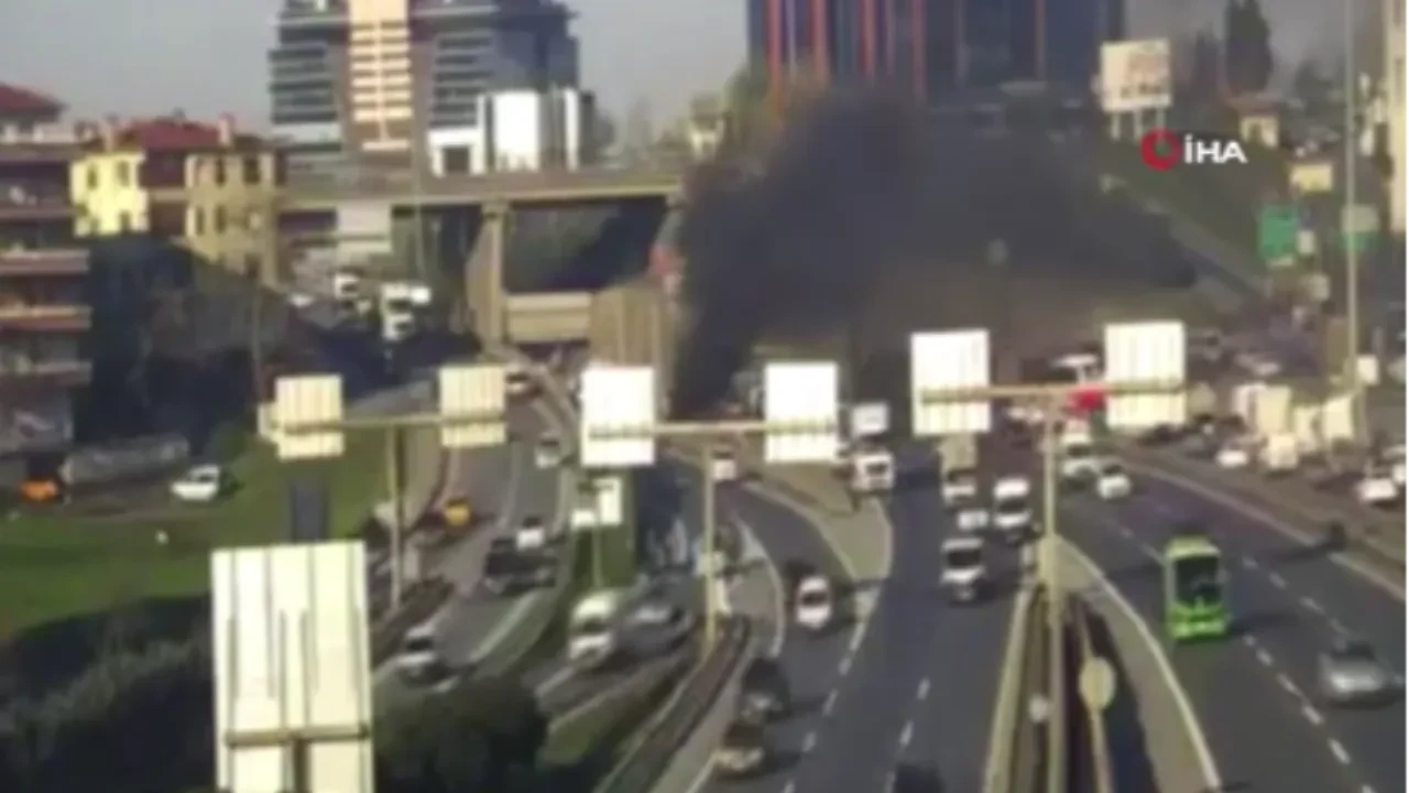 TEM Otoyolu'nda araç alev aldı, sürücü son anda kurtuldu