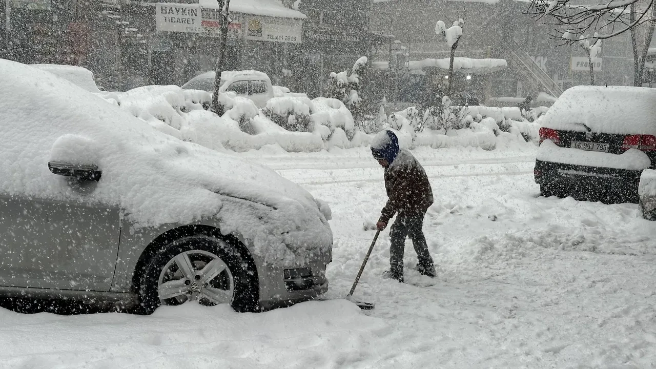 Hakkari'de kar yağışı sürüyor