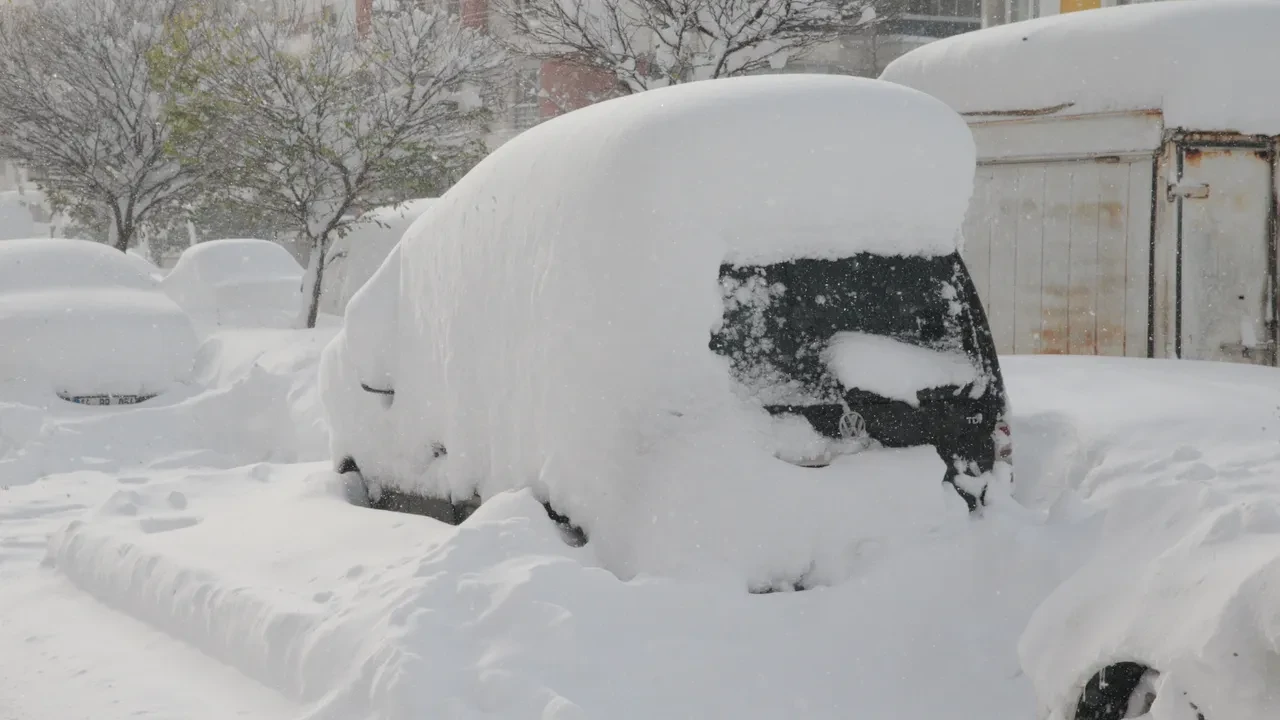 Bolu'da araçlar karla kaplandı