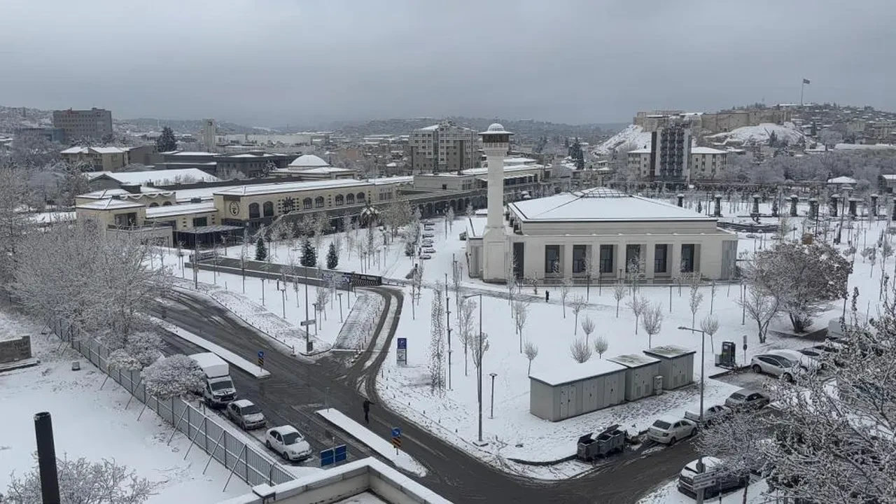 Gaziantep güne beyaz örtü ile uyandı