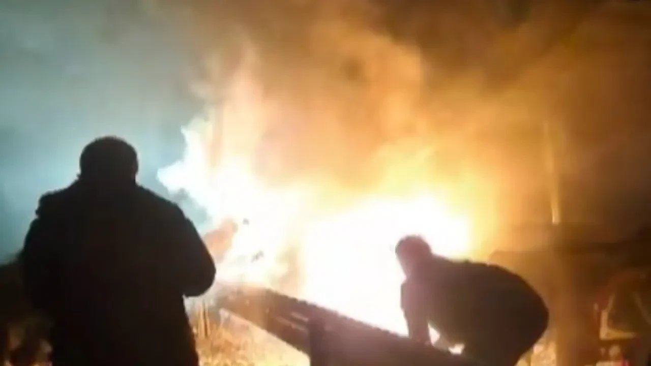 Yangını söndürebilmek için elleriyle kar attılar! Zorlu anlar kamerada