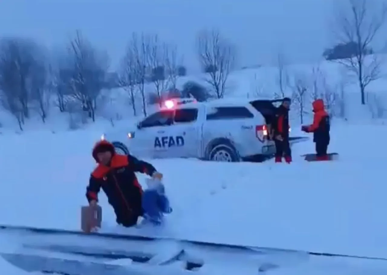 Yoğun kar yağışı ulaşıma engel oluyor: D-100 Devlet Yolu'nun Gerede-Karabük il sınırı kapandı