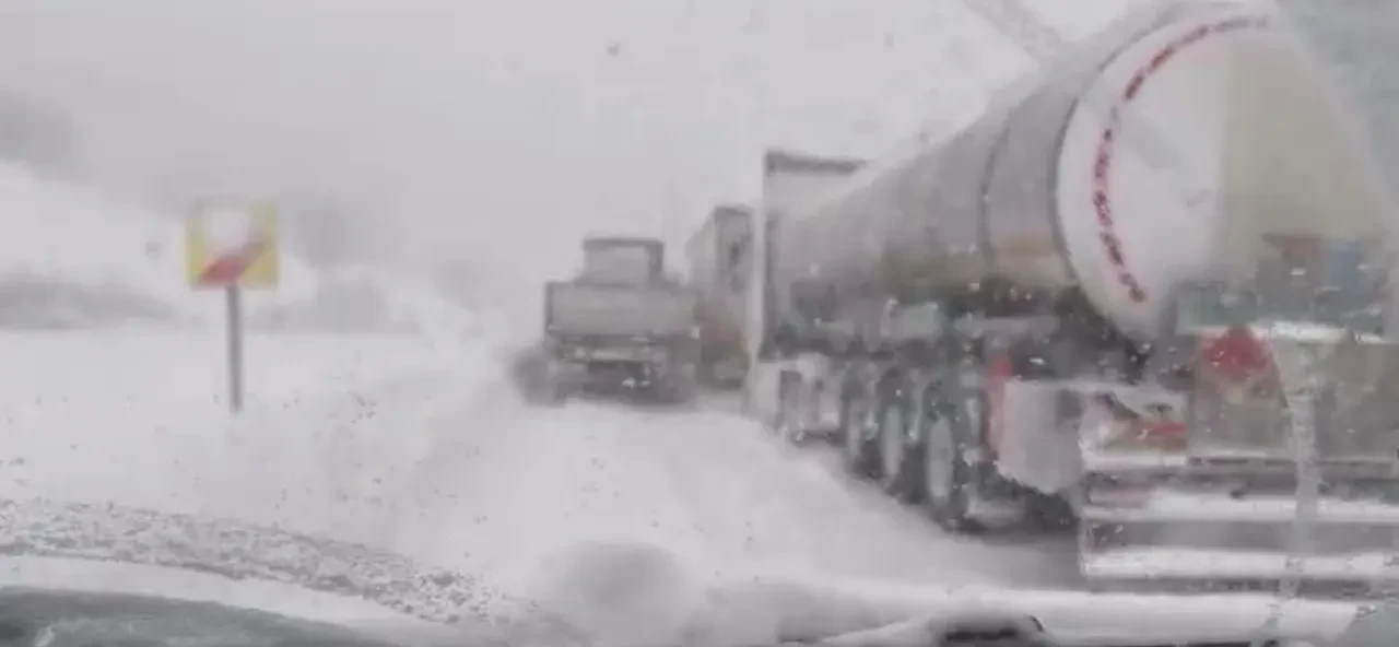 Yoğun kar yağışı ulaşıma engel oluyor: D-100 Devlet Yolu'nun Gerede-Karabük il sınırı kapandı