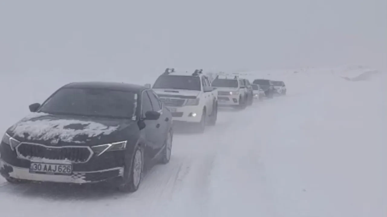 Yüksekova'da tipi ve fırtına nedeniyle 50 araç mahsur kaldı