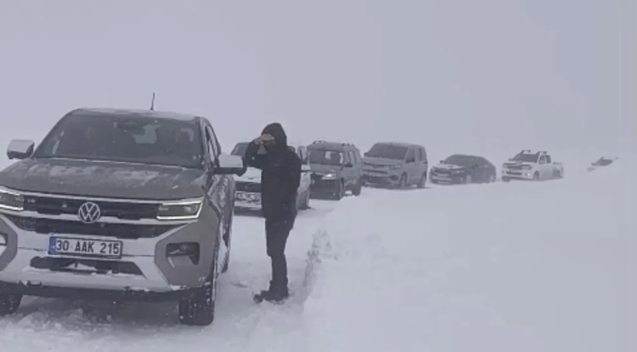 Yüksekova'da tipi ve fırtına nedeniyle 50 araç mahsur kaldı