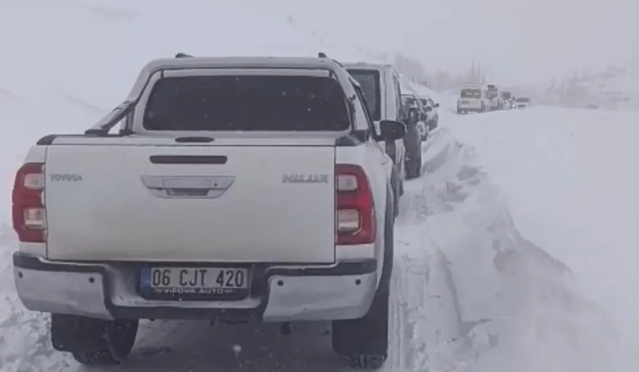 Yüksekova'da tipi ve fırtına nedeniyle 50 araç mahsur kaldı